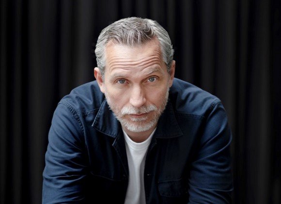 Olivier Norek a été fait Chevalier dans l’ordre des Arts et des Lettres.